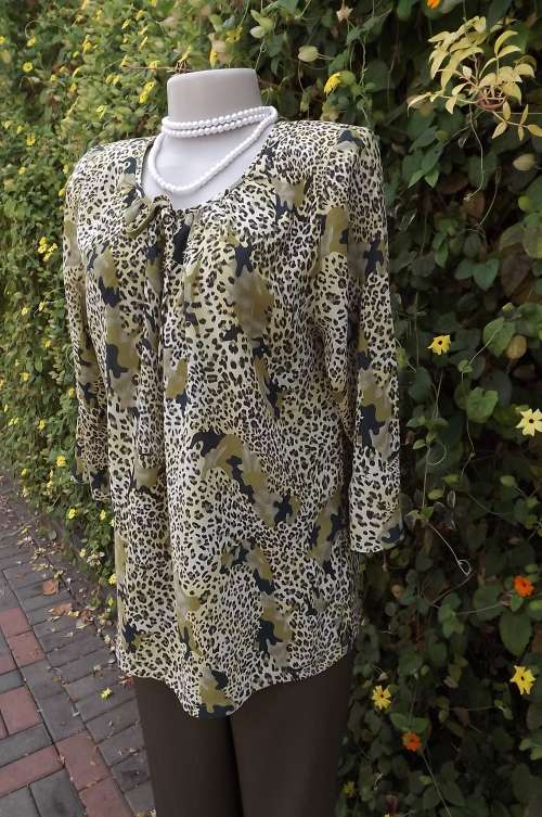 Animal print loose top with gathered neckline.Size 40/16. Three quarter sleeves with flare cuffs.