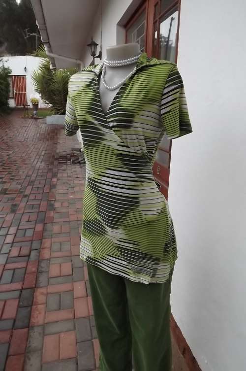 Beautiful long fold over top in horizontal graphic stripe design.Size 36/12.Good condition.