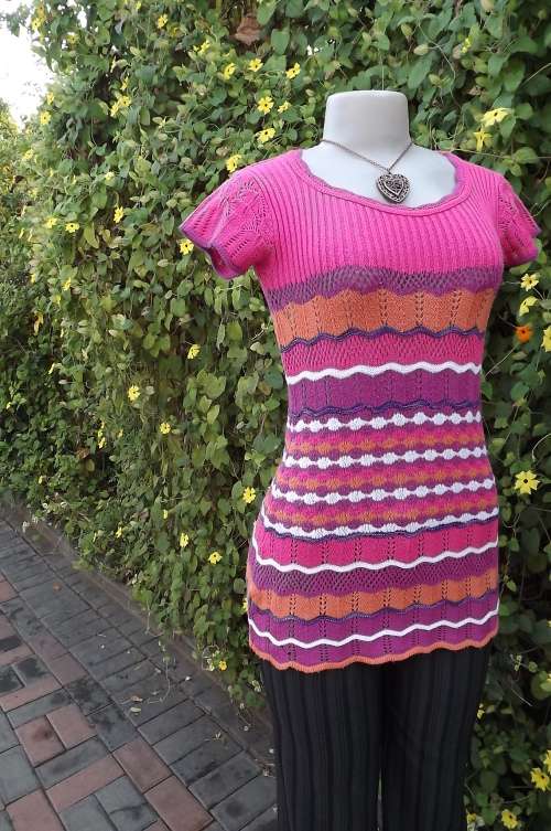 Pretty long cotton knit top in pink,purple,orange and white.Size 32/8.Short sleeves.
