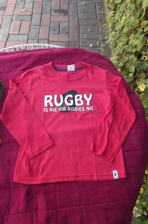 Red long sleeve T shirt for your boy of 6 to 7 year old."Rugby is nie vir  sussies nie"