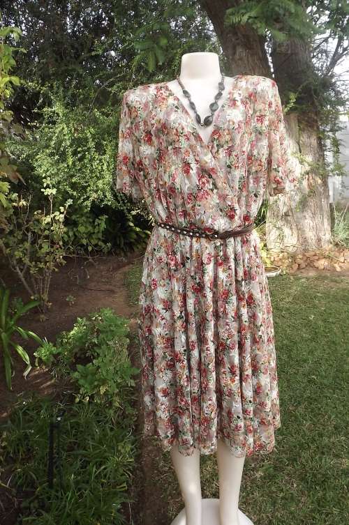 Glamorous floral stretch lace dress suitable for any smart occasion.Size 44/20.As new