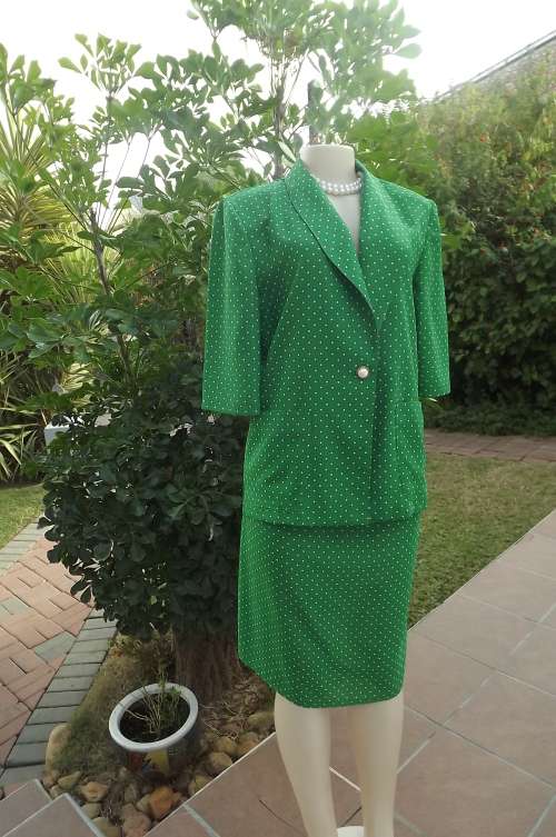 Green polka dot piece skirt suit in polyester/rayon fabric.Size 36/12.Skirt with elasticated middle.