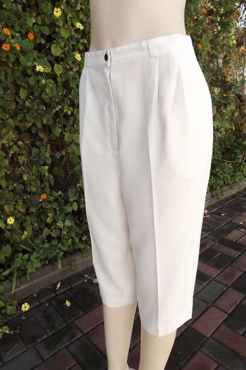 High waisted cropped pants in white polyester in size 40/16.Loose fit by LoLim from Korea.