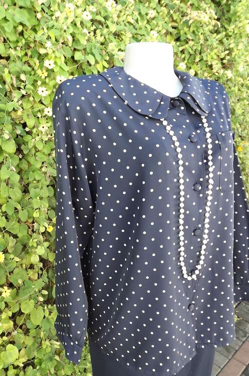 Excellent quality "Montrica" blouse from Europe in silky polyester fabric.Size 40/16.New condition