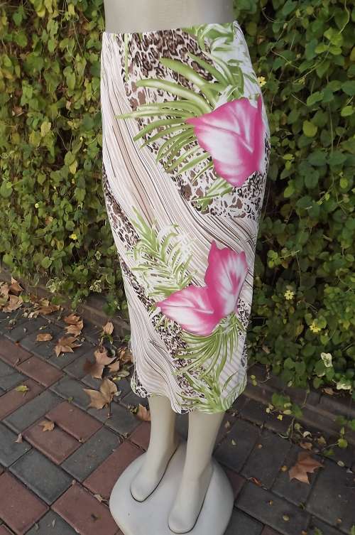 Tube lined polyester skirt in amazing colours and pattern by Exact in size 34/10.New condition