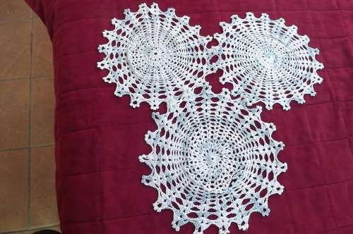 Set of 3 blue/white hand crocheted doilies.Size 27.5cm diameter in round shape.Good condition