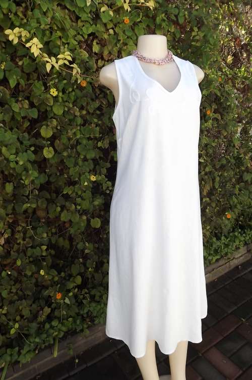 Plain white shift dress in 70% viscose and 30% linen with V neck front.Size 36/12 by Image