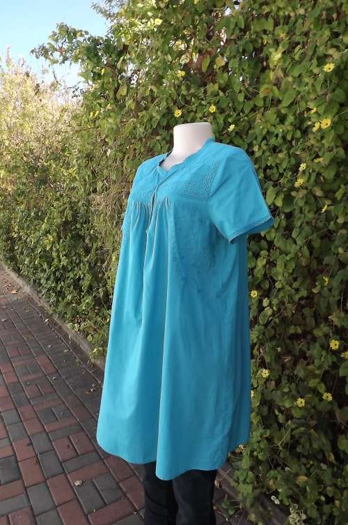 Fabulous turquoise long 100% cotton top in size 36/12 by Truworths. With cotton lace decoration