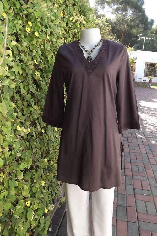 Pretty long brown 100% cool cotton top with V neck in size 34/10.Elbow length sleeves with lace