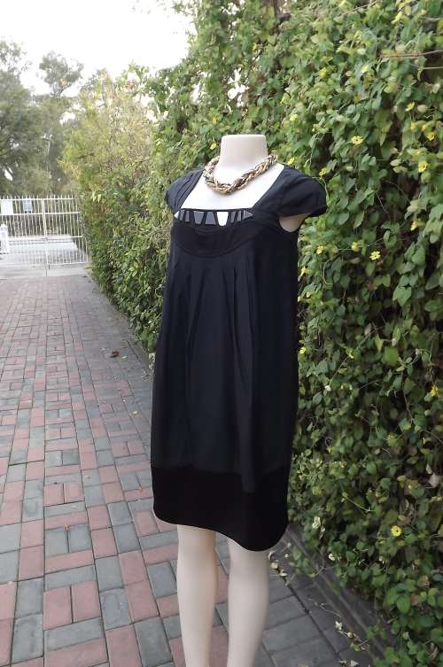 Chic black knee length dress by "Visit in New York" Size 33/9. Baloon style.Fully lined.As new