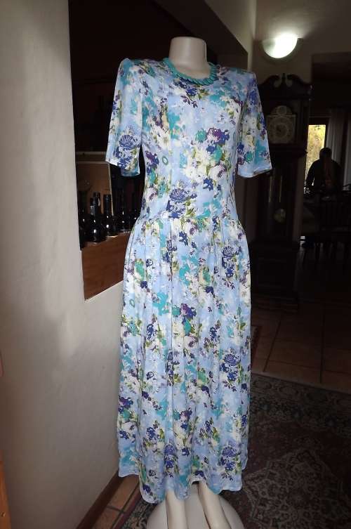 Cool blue floral viscose dress with dropped waist.Size 32/8 zip at side.Round neckline.Boutique made