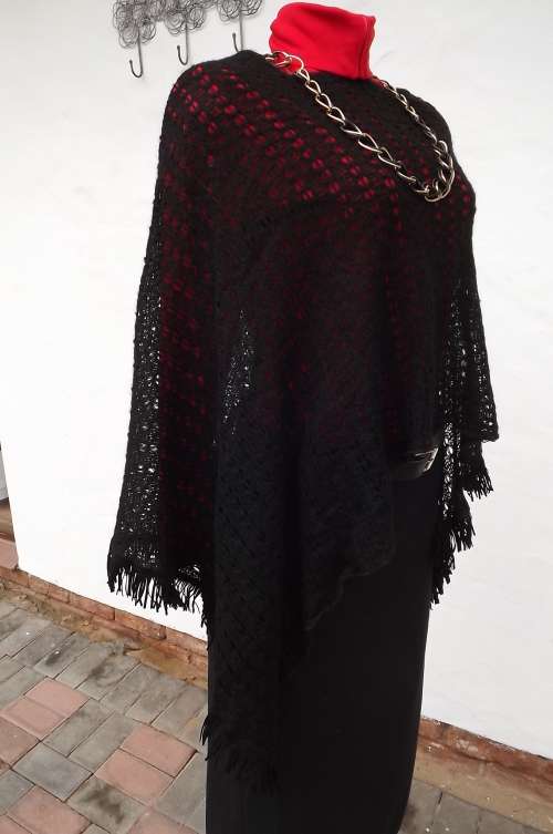 Black poncho in acrylic with lace pattern.Frilled on two sides.Size 32/8