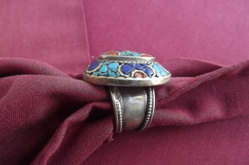 Stunning antique look oval shaped ring in size 9.Possibly silver.No marking! See scans