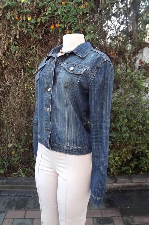 Short denim battle jacket size 34/10 By "IQ" smart casuals.Yoked front and back.Good condition