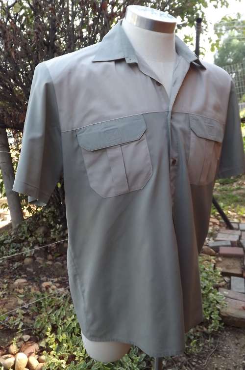 "Sterling" short sleeve shirt in Khakigreen and beige. Colour blocked.Size XL.Chest 130cm
