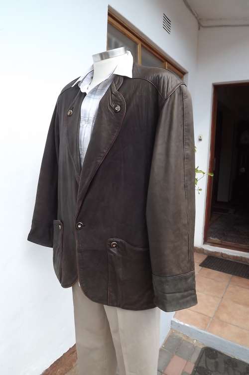 Men's very soft genuine leather dark brown jacket.By Striwa Leather.Size 46.Can be pre 1950.