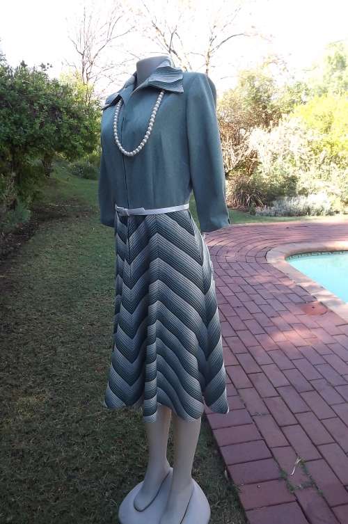Figure friendly hunters green and white crimplene dress by Caro in size 36/12.Zip on front.