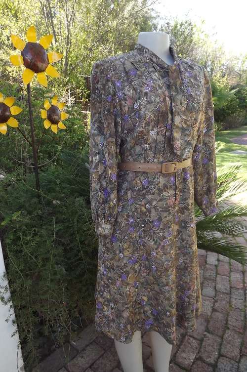 Magnificient vintage long sleeve dress in tastefully patterned polyester fabric.Size 36/12.