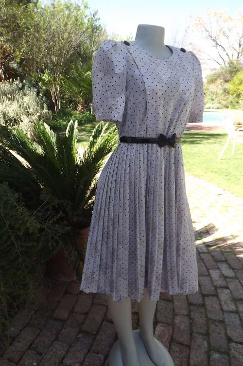 Dusty pink vintage dress with black polkadots. Size 36/12.Permanent pleated skirt.Made in Korea