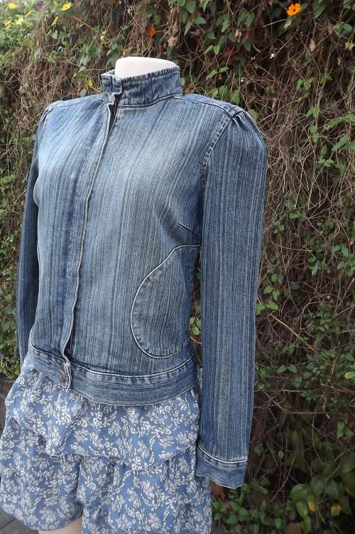 Biker style denim cropped jacket by "Old Navy"in 100% cotton.Size 32/8.Two side pockets