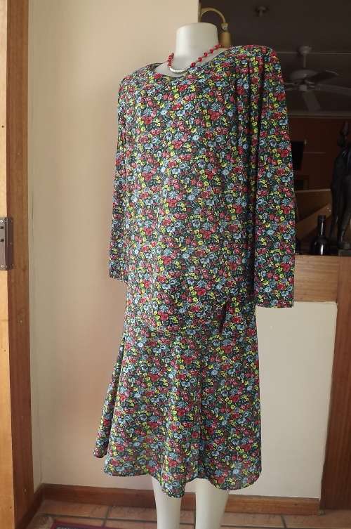 Cheerful Floral Vintage 80's Dress in 100% Polyester by Julie Whyte in size 20/44 - new condition