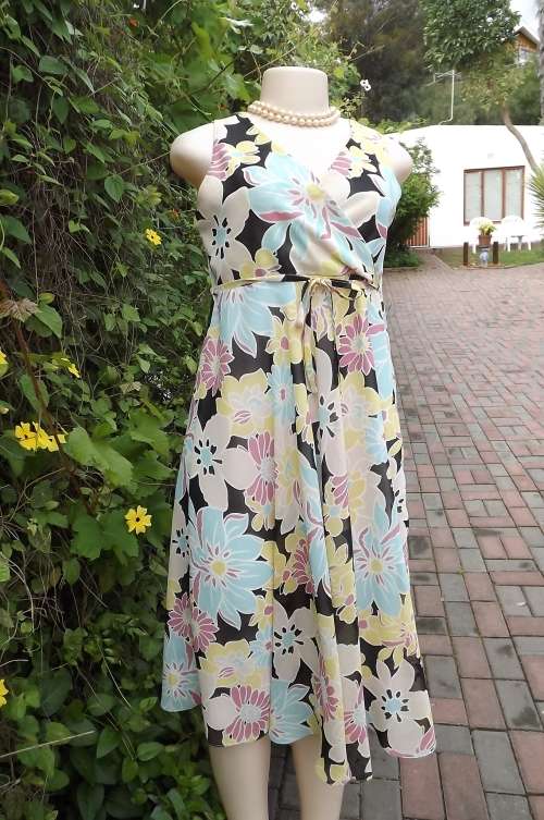 Sheer polyester floral dress with lining.Suitable for day or evening .Size 32/8.Cross over bust.