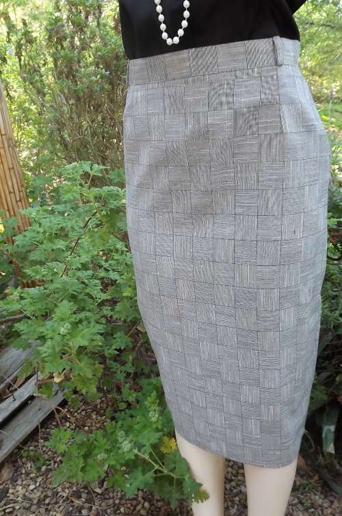 Stunning Monochrome checkered calve length pencil skirt in size 34/10. Sexy fit!