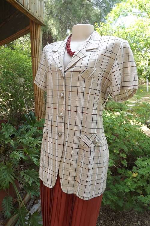 Casual but smart beige checked short sleeve jacket.Size 40/16.Dummy pockets on front.