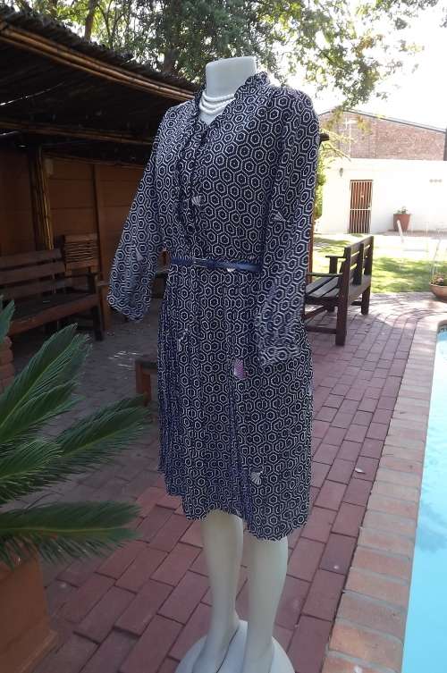 Navy and white retro print vintage dress from the East.Size 36/12 in Petite size.As new.Belt include