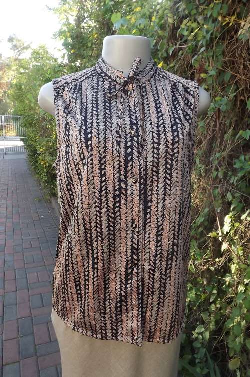 Charming sleeveless top with high banded neckline with tiestring in front.Size 13/37.New condition