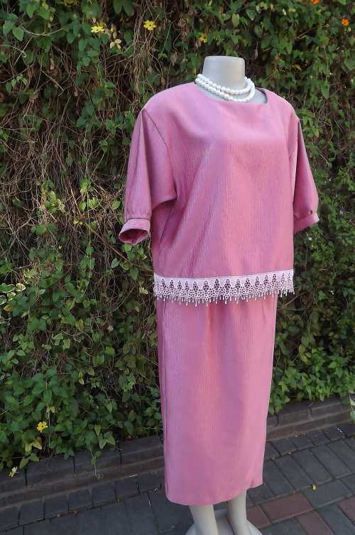 Carnation pink 2 piece skirt outfit in corded heavy polyester.Size 38/14. Straight skirt.