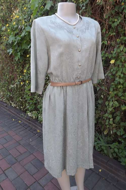 Fabulous vintage dress in bluegrey with tiny pattern.Size 36/12.Permanent pleated skirt.