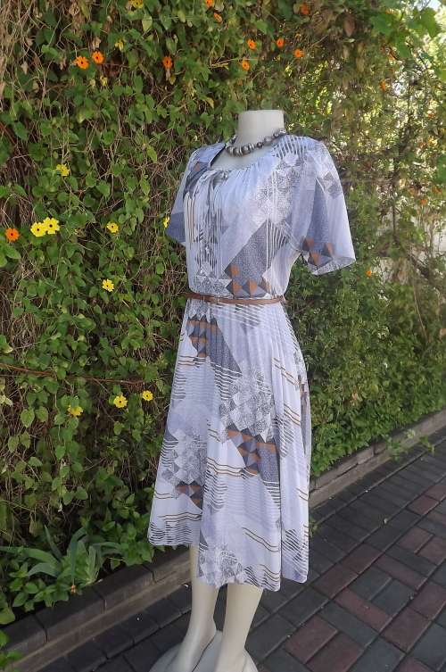 Charming vintage dress in grey colours with brick accent.Size 37/13.Geometric patterned.