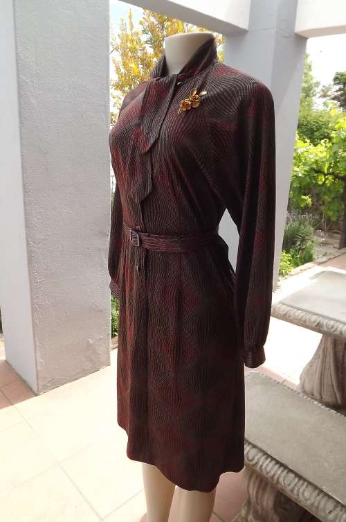 Elegant vintage dress by Q+F in brown and red graphic pattern.Size 34/10.In wash + wear polyester