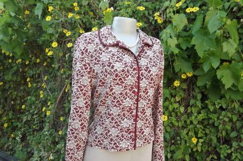 Magnificient cropped jacket in maroon with beige floral pattern by CERES high fashion.Size 35/11