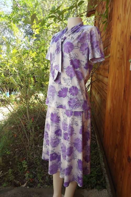 Fabulous 2 piece skirt outfit boutique made.In size 36/12.White with bold purple flowers.As new