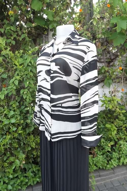 Smart black/beige textured long sleeve blouse in animal print.Size 34/10 by EXACT.Button down front