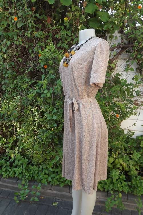 Light brown patterned vintage dress with V front.Size 38/14.Plain princess style dress