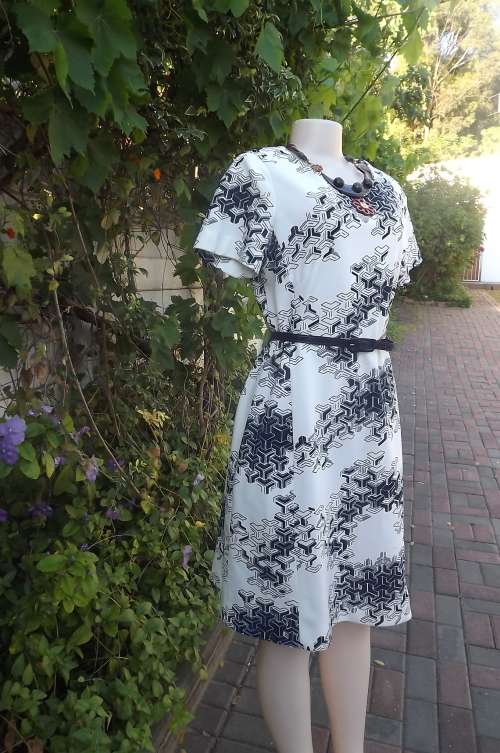 Crimplene dress in navy and cream graphic pattern.Size 38/14 by MANHATTAN.Short sleeves