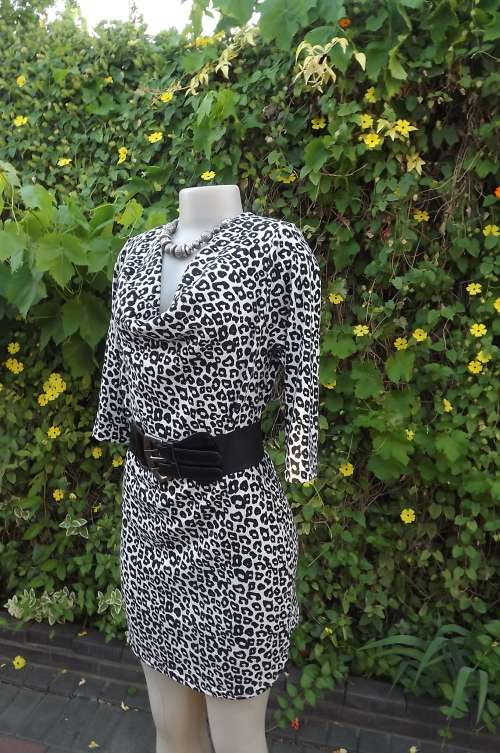 Sexy black + white animal print polyester stretch dress size 35/11. Bodycon style with elbow length