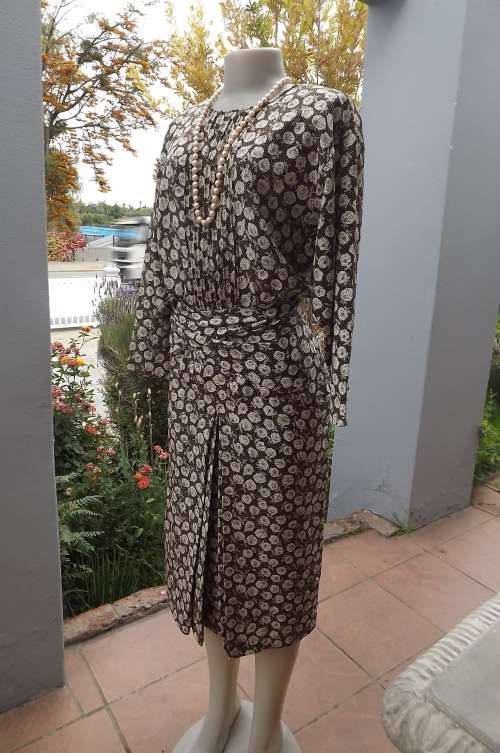 Retro luxe vintage dress in brown and beige floral from the fashion houses of Japan size 33/9.
