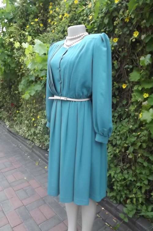 Vintage jade colour dress in a textured soft polyester.Fully lined.Size 37/13.Elasticated middle.