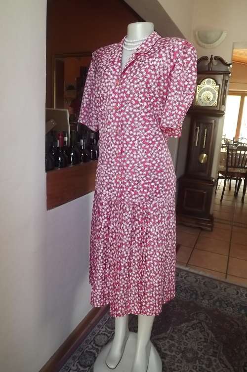 Vintage 80's 2 piece outfit in crimson pink with white pattern by FOSHINI size 38/14.Good condition