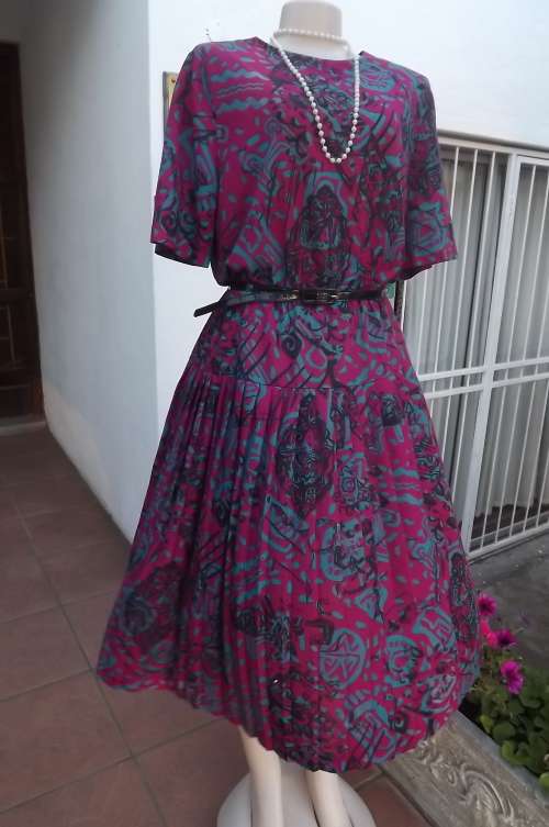 Dark pink vintage dress with black and turquoise geometric pattern.Size 46/22 in 100% polyester