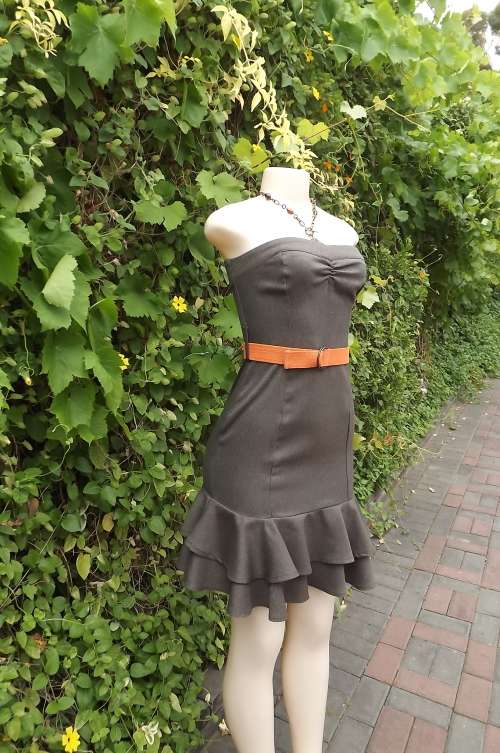 Pencil style strapless mottled brown dress by LEGIT.Size 32/8.Zip at back.Double flared.As new