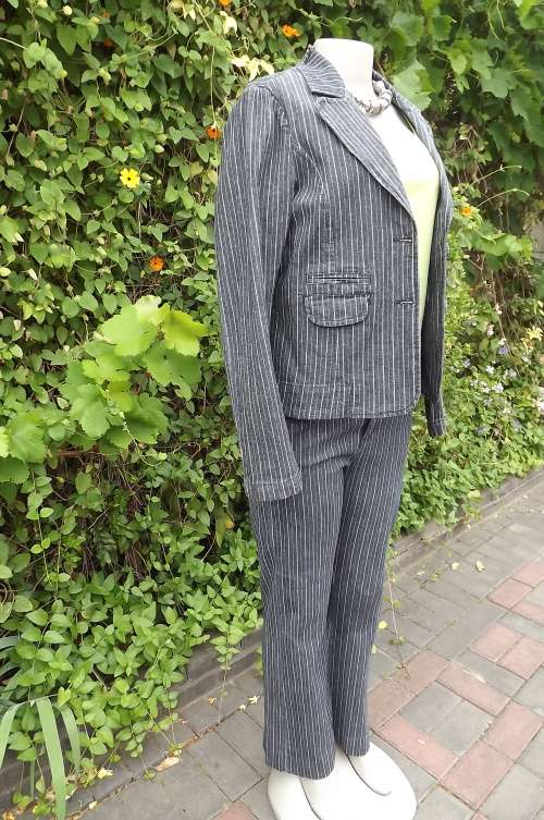 Charcoal and white striped 2 piece casual suit by RE.Size 36/12.Wide leg pants and regular rise.