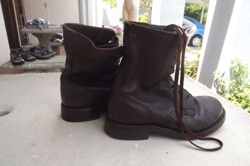 Pair of SADF brown genuine leather boots by BAGSHOW.Issued in 1992.Size 6 army size 240.As new