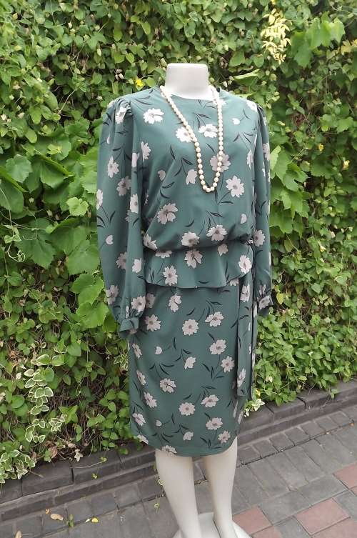Amazing fern green dress in peplum style with beige daisy pattern.Size 33/9 by CITY RALPH.
