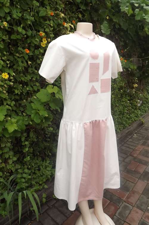 Dropped waist unbleached linen dress with pink applique work on front.Size 36/12.As new