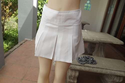 Cute white mini skirt in polyester fabric.Pleated skirt.In size 30/6 by DACCUER jeans.Zip at back.